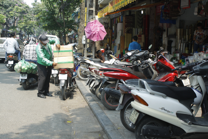 Tr&ecirc;n khắp c&aacute;c con phố, t&igrave;nh trạng để xe lấn chiếm vỉa h&egrave;, thậm ch&iacute; c&ograve;n tr&agrave;n xuống l&ograve;ng đường