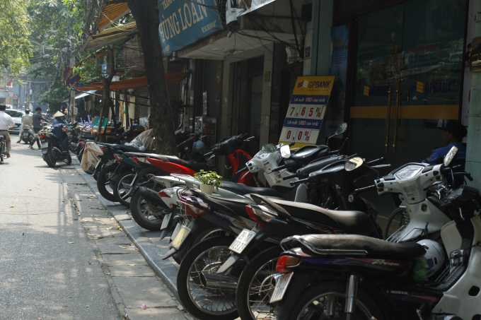 Vỉa h&egrave; phố cổ H&agrave; Nội &ldquo;vỡ trận