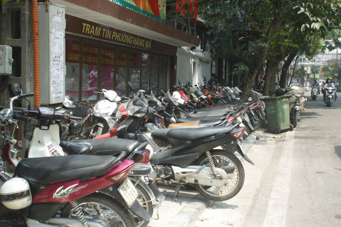 Kh&ocirc;ng chỉ lấn chiểm vỉa h&egrave; m&agrave; những chiếc xe c&ograve;n th&ograve; cả xuống l&ograve;ng đường tr&ecirc;n phố H&agrave;ng M&atilde;.