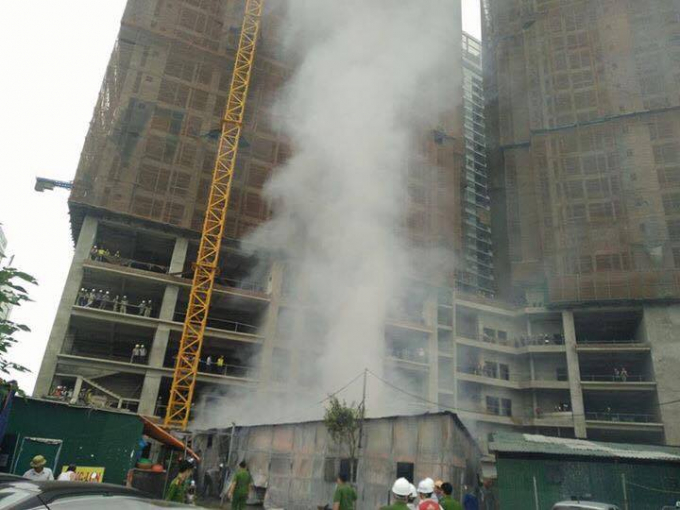 V&agrave;o khoảng&nbsp;13h30 kh&oacute;i bốc l&ecirc;n tại một l&aacute;n ở của c&ocirc;ng nh&acirc;n x&acirc;y dựng tr&ecirc;n đường Nguyễn Ho&agrave;ng, Mỹ Đ&igrave;nh. Ngay sau đ&oacute; ngọn lửa b&ugrave;ng l&ecirc;n dữ dội.