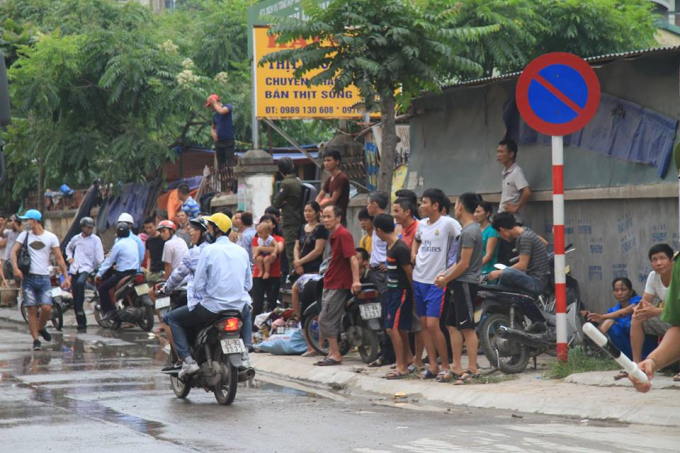 Người d&acirc;n xung quanh đến gần khụ vực xảy ra đ&aacute;m ch&aacute;y rất đ&ocirc;ng.