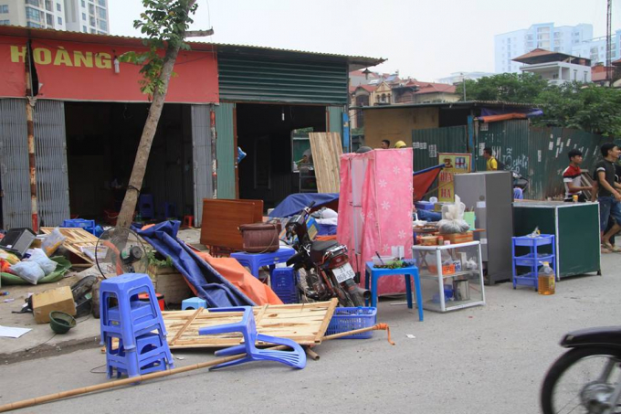 C&ocirc;ng nh&acirc;n&nbsp;nhanh ch&oacute;ng vận chuyển đồ đạc v&agrave; c&aacute;c đồ d&ugrave;ng ra ph&iacute;a ngo&agrave;i, đồng thời b&aacute;o cho c&aacute;c cơ quan chức năng.