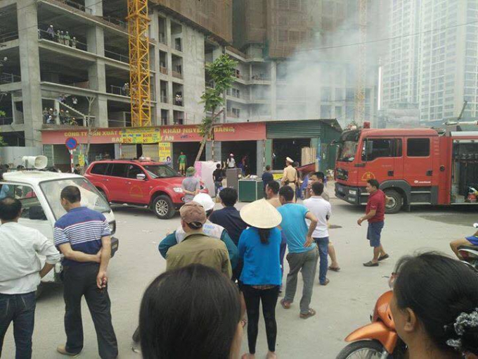 Đến khoảng 14h, lực lượng PCCC đ&atilde; đến hiện trường phối hợp với c&aacute;c đơn vị để dập lửa.&nbsp;