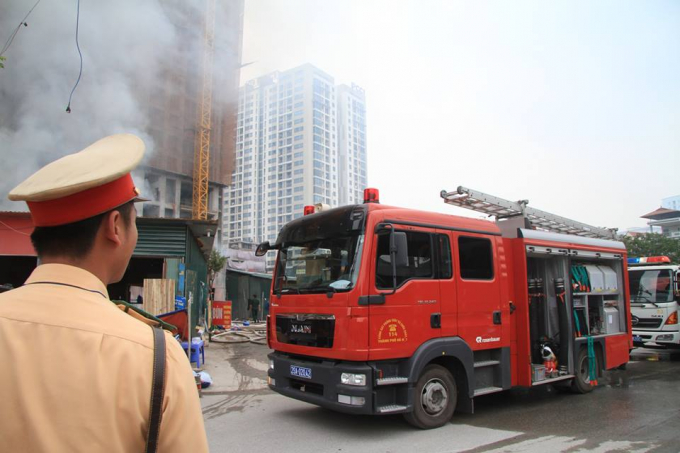 Ch&ugrave;m ảnh: Ch&aacute;y dữ dội tại l&aacute;n c&ocirc;ng nh&acirc;n ở Mỹ Đ&igrave;nh