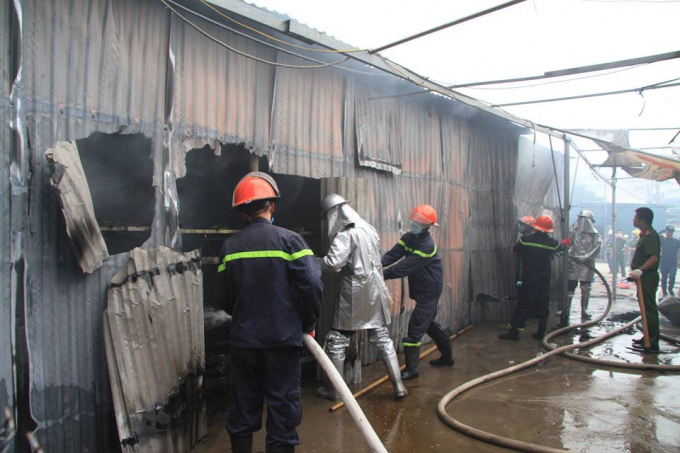 Do ngọn lửa ch&aacute;y qu&aacute; to n&ecirc;n việc dập tắt đ&aacute;m ch&aacute;y gặp nhiều kh&oacute; khăn.
