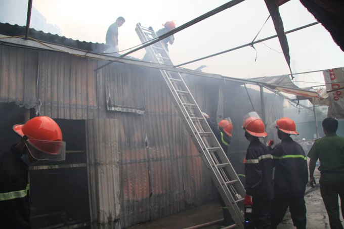 Ch&ugrave;m ảnh: Ch&aacute;y dữ dội tại l&aacute;n c&ocirc;ng nh&acirc;n ở Mỹ Đ&igrave;nh