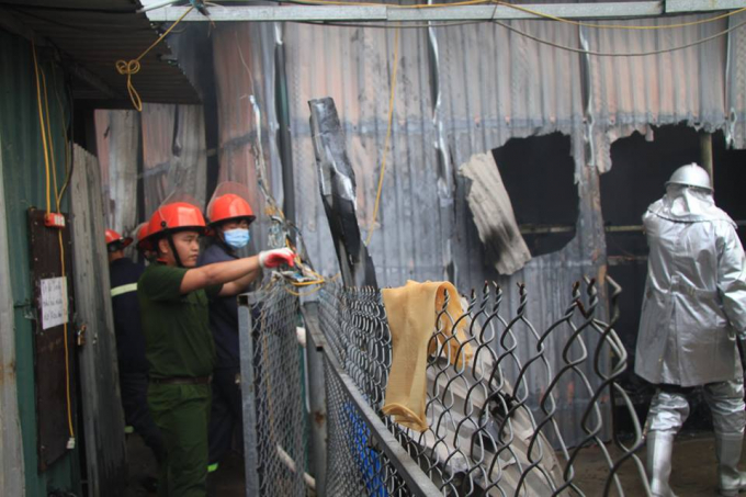 Đến 15h lực lượng PCCC &nbsp;mới khống chế được đ&aacute;m ch&aacute;y.&nbsp;May mắn vụ ch&aacute;y kh&ocirc;ng g&acirc;y thiệt hại về người.