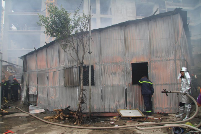 Ch&ugrave;m ảnh: Ch&aacute;y dữ dội tại l&aacute;n c&ocirc;ng nh&acirc;n ở Mỹ Đ&igrave;nh