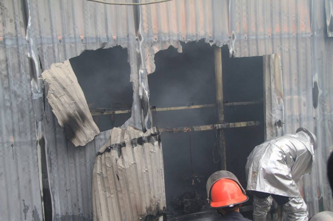 Hiện c&aacute;c cơ quan chức năng đang điều tra l&agrave;m r&otilde; nguy&ecirc;n nh&acirc;n vụ việc v&agrave; thống k&ecirc; thiệt hại t&agrave;i sản.