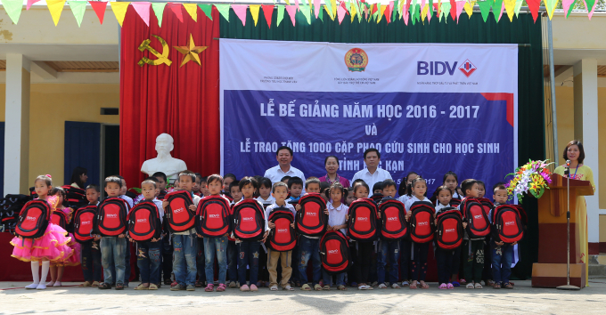Học sinh trường Tiểu học Thanh Vận nhận cặp phao cứu sinh