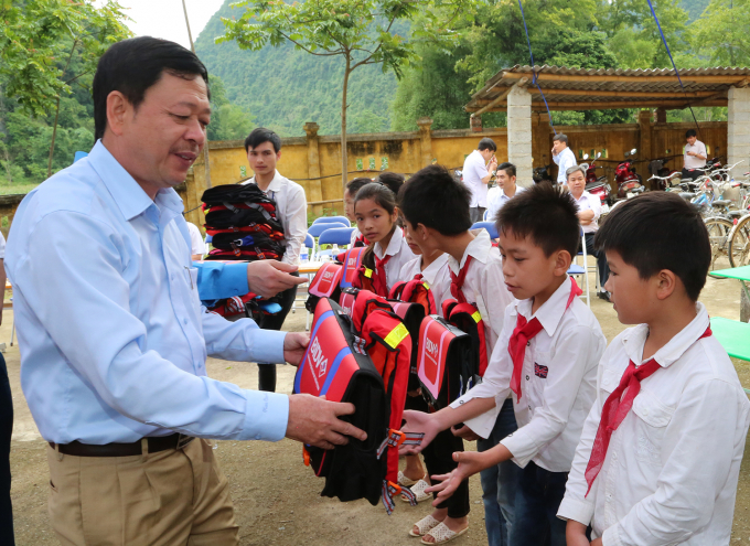 &Ocirc;ng Phan Huy Ho&agrave;ng trao tặng cặp phao cứu sinh