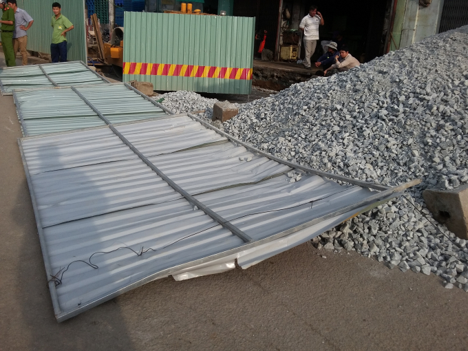 T&ocirc;n r&agrave;o chắn của c&ocirc;ng tr&igrave;nh đổ ra đường.