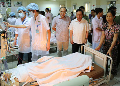 B&iacute; thư Tỉnh uỷ Ho&agrave; B&igrave;nh &ocirc;ng B&ugrave;i Văn Tỉnh xuống trực tiếp b&ecirc;nh viện chỉ đạo, thăm hỏi gia đ&igrave;nh bệnh nh&acirc;n.