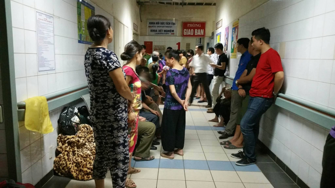 Rất đ&ocirc;ng người nh&agrave; bệnh nh&acirc;n đến đợi tin người th&acirc;n tại Bệnh vi&ecirc;n Đa khoa tỉnh Ho&agrave; B&igrave;nh được c&aacute;c chiến sỹ c&ocirc;ng an động vi&ecirc;n tư tưởng.