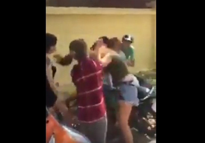 Một nh&oacute;m nữ thanh ni&ecirc;n lao v&agrave;o đ&aacute;nh một bạn g&aacute;i ngay trước cổng trường THPT Bắc L&yacute;, H&agrave; Nam. Ảnh cắt từ clip.