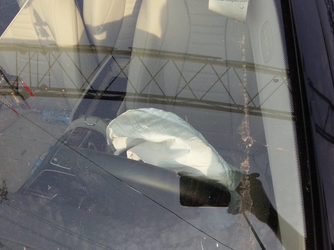 T&uacute;i kh&iacute; bung ra kịp thời đ&atilde; cứu t&agrave;i xế tho&aacute;t chết.