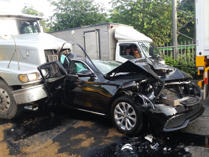 Chiếc Mercedes biến dạng sau tai nạn.