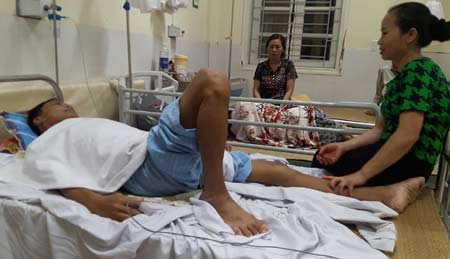 Chị Hiền chăm s&oacute;c chồng tại BV TP H&ograve;a B&igrave;nh.