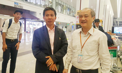 Tổng cục trưởng Tổng cục TDTT Vương B&iacute;ch Thắng đ&atilde; trực tiếp c&oacute; mặt tại s&acirc;n bay Nội B&agrave;i đ&oacute;n đội tuyển U20 Việt Nam