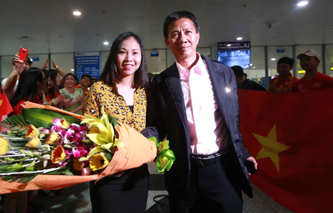 Thay mặt L&atilde;nh đạo LĐBĐVN, Ph&oacute; tổng thư k&yacute; LĐBĐVN Đinh Thị Thu Trang đ&atilde; tặng hoa HLV trưởng Ho&agrave;ng Anh Tuấn v&agrave; c&aacute;c th&agrave;nh vi&ecirc;n trong đội.&nbsp;