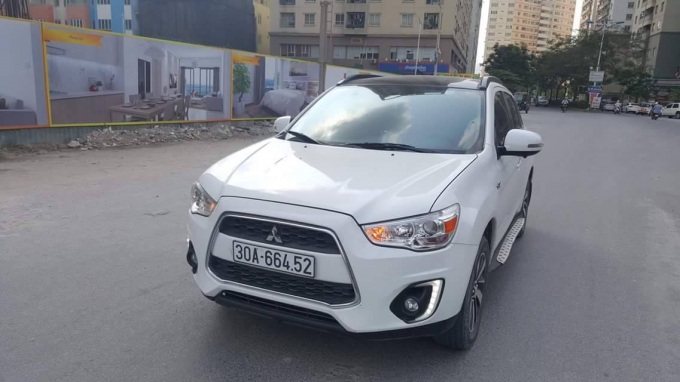 Chiếc xe của chị Ho&agrave;n bị gạch rơi ch&uacute;ng.