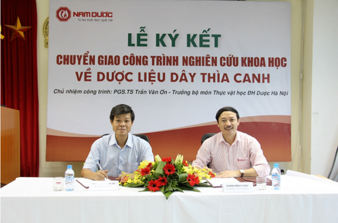 Lễ k&yacute; kết chuyển giao đề t&agrave;i nghi&ecirc;n cứu cấp Bộ về D&acirc;y th&igrave;a canh cho c&ocirc;ng ty Nam Dược