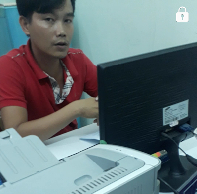 Người đ&agrave;n &ocirc;ng xưng t&ecirc;n Huỳnh Minh Vũ - c&aacute;n bộ tiếp c&ocirc;ng d&acirc;n của C&ocirc;ng an huyện H&oacute;c M&ocirc;n.