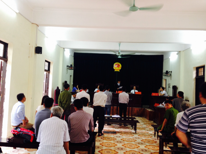 Chủ tọa phi&ecirc;n t&ograve;a đọc Quyết định đưa vụ &aacute;n ra x&eacute;t xử.