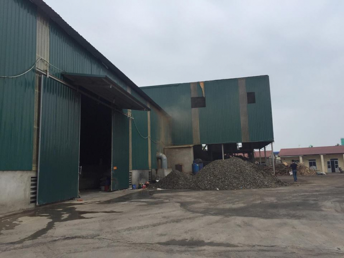 Khu vực sản xuất chứa&nbsp;đầy vật liệu, &nbsp;kh&oacute;i bụi bốc m&ugrave;