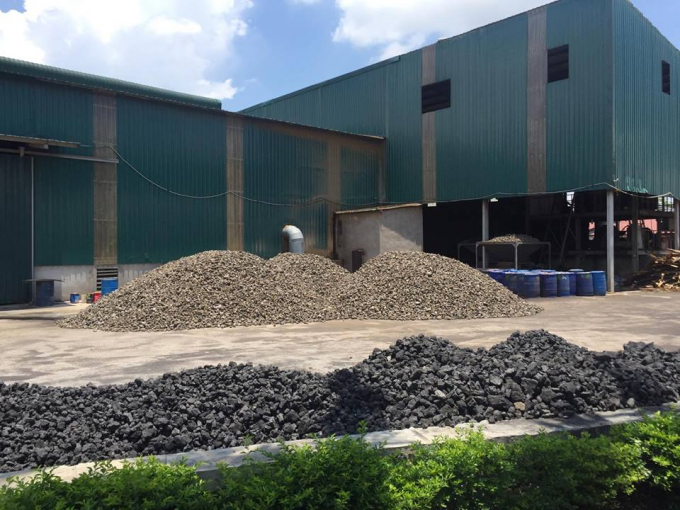 Vật liệu&nbsp;được tập kết b&ecirc;n ngo&agrave;i xưởng sản xuất