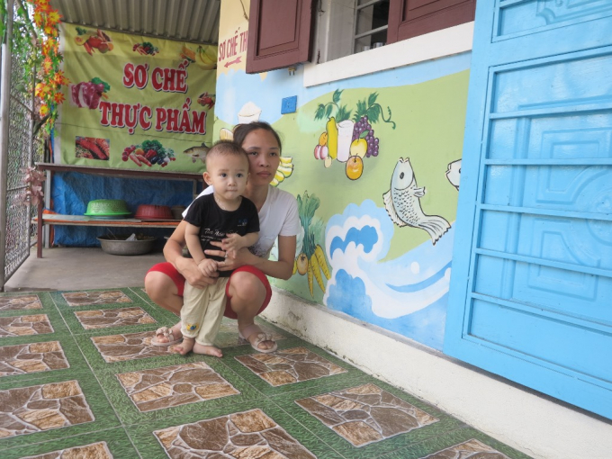 Chị Trần Thị Trang v&agrave; con m&igrave;nh kể lại sự việc.