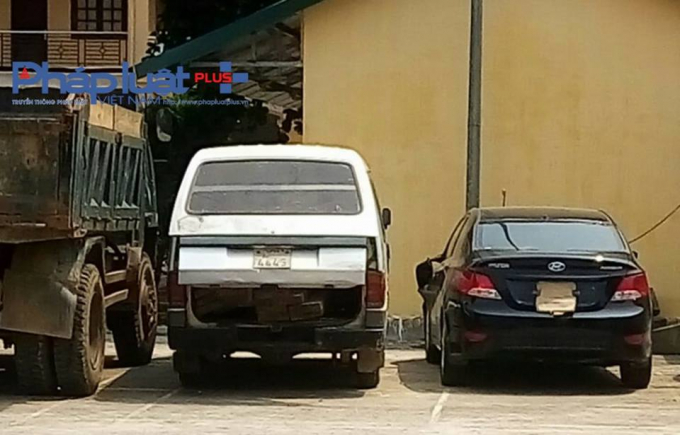 Xe 12 chỗ m&agrave;u trắng mang biển số 29H - 4443 tại C&ocirc;ng an huyện Chi&ecirc;m H&oacute;a(Ảnh: Bạn đọc cung cấp)