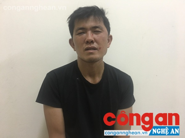 Đối tượng Trần Hữu Dũng tại cơ quan c&ocirc;ng an. (Ảnh: b&aacute;o C&ocirc;ng an Nghệ An)