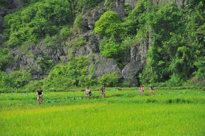 Thi&ecirc;n nhi&ecirc;n đ&atilde; ban tặng cho nơi đ&acirc;y một phong cảnh sơn thủy hữu t&igrave;nh, một vẻ đẹp mộc mạc của v&ugrave;ng qu&ecirc; y&ecirc;n b&igrave;nh v&agrave; v&ocirc; c&ugrave;ng gần gũi với thi&ecirc;n nhi&ecirc;n.