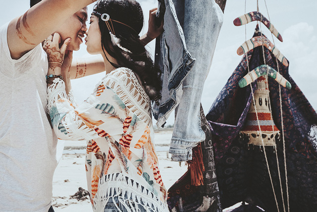 H&oacute;a th&acirc;n th&agrave;nh những thổ d&acirc;n da đỏ khi kho&aacute;c l&ecirc;n m&igrave;nh những bộ trang phục ấn tượng, đ&ocirc;i bạn trẻ tự do thể hiện t&igrave;nh y&ecirc;u v&agrave; khoảnh khắc hạnh ph&uacute;c b&ecirc;n nhau theo một c&aacute;ch tự nhi&ecirc;n v&agrave; thoải m&aacute;i nhất.