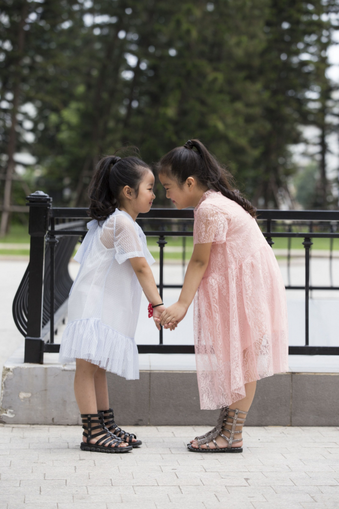 Lấy cảm hứng từ m&ugrave;a h&egrave; s&ocirc;i động v&agrave; c&aacute;c xu hướng nổi bật, tinh thần vui tươi, ph&oacute;ng kho&aacute;ng, h&aacute;o hức trước m&ugrave;a h&egrave; tr&agrave;n trề sức sống được thể hiện r&otilde; n&eacute;t. Những thiết kế mới của Elise Kids mang đến vẻ đẹp trong trẻo, ng&acirc;y thơ v&agrave; đ&aacute;ng y&ecirc;u cho c&aacute;c nh&oacute;c t&igrave;.