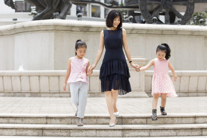 'Con g&aacute;i' &ocirc;ng tr&ugrave;m Phan Qu&acirc;n phim 'Người ph&aacute;n xử' khoe hai thi&ecirc;n thần nhỏ