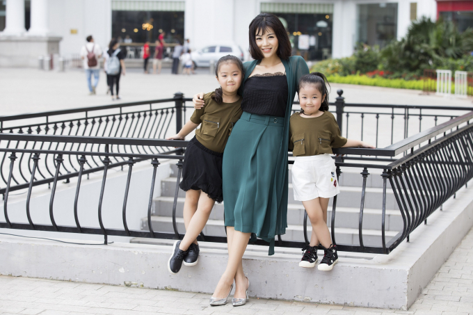 'Con g&aacute;i' &ocirc;ng tr&ugrave;m Phan Qu&acirc;n phim 'Người ph&aacute;n xử' khoe hai thi&ecirc;n thần nhỏ