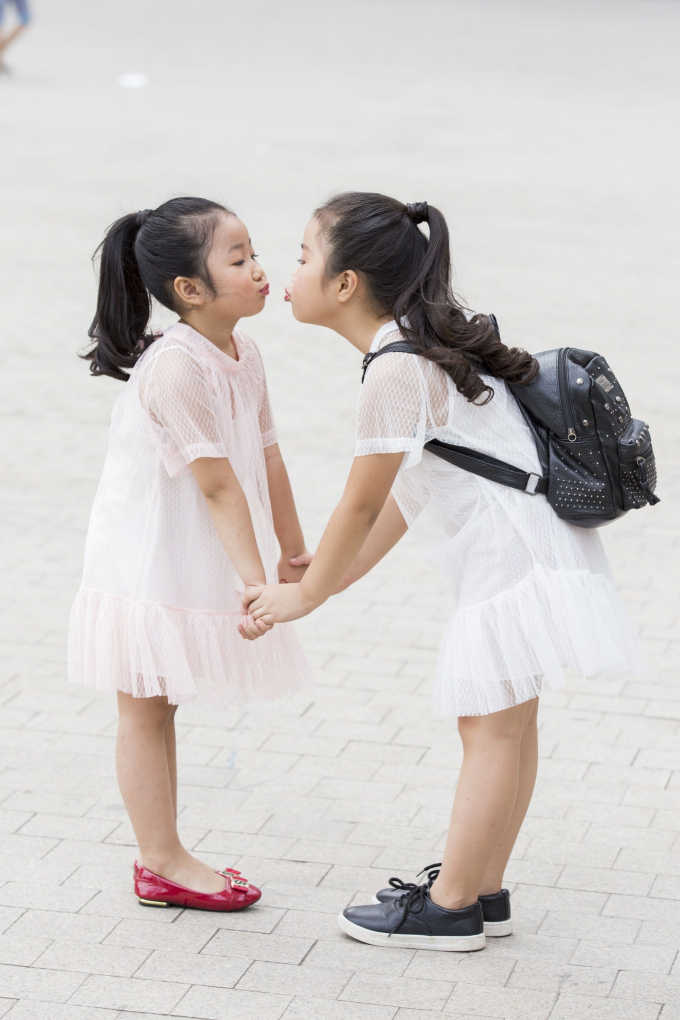 'Con g&aacute;i' &ocirc;ng tr&ugrave;m Phan Qu&acirc;n phim 'Người ph&aacute;n xử' khoe hai thi&ecirc;n thần nhỏ