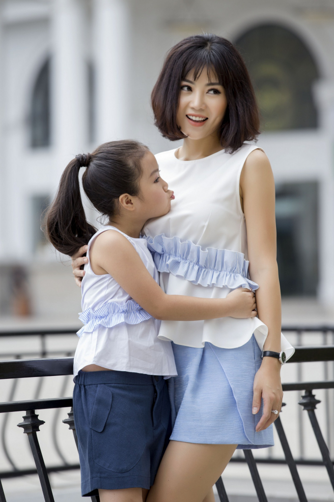 'Con g&aacute;i' &ocirc;ng tr&ugrave;m Phan Qu&acirc;n phim 'Người ph&aacute;n xử' khoe hai thi&ecirc;n thần nhỏ