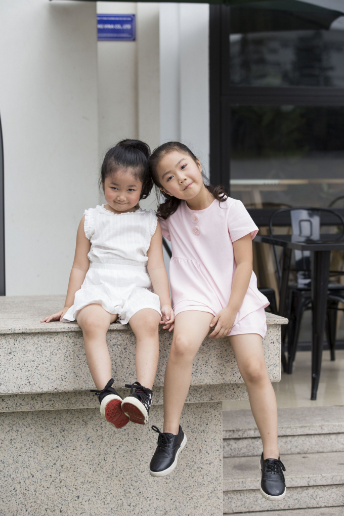 'Con g&aacute;i' &ocirc;ng tr&ugrave;m Phan Qu&acirc;n phim 'Người ph&aacute;n xử' khoe hai thi&ecirc;n thần nhỏ