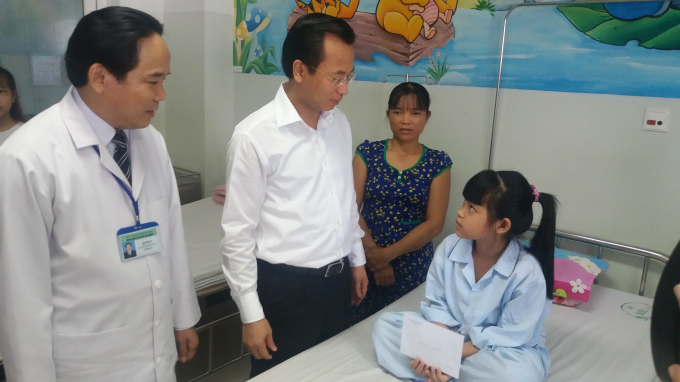 B&iacute; thư Th&agrave;nh ủy Đ&agrave; Nẵng Nguyễn Xu&acirc;n Anh (&aacute;o trắng, giữa) thăm hỏi, tặng qu&agrave; bệnh nh&acirc;n nhi nh&acirc;n ng&agrave;y quốc tế thiếu nhi 1/6.