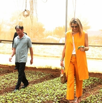 Ho&agrave;ng hậu H&agrave; Lan M&aacute;xima tham quan vườn sản xuất của nh&agrave; n&ocirc;ng ở huyện Đơn Dương (L&acirc;m Đồng).