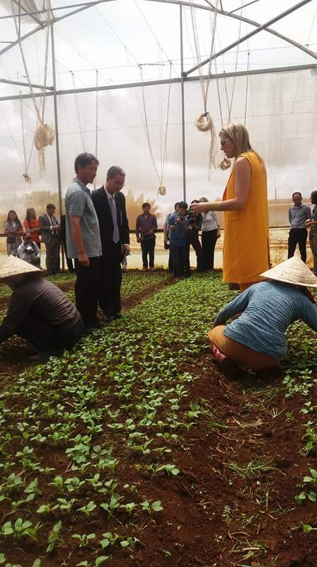 Ho&agrave;ng hậu H&agrave; Lan trao đổi với nh&agrave; n&ocirc;ng L&acirc;m Đồng.