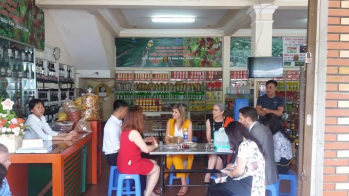 Ho&agrave;ng hậu H&agrave; Lan M&aacute;xima ( &aacute;o v&agrave;ng) tr&ograve; chuyện với một chủ cơ sở h&agrave;ng đặc sản ở TP Đ&agrave; Lạt.