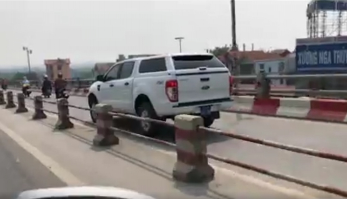Một xe &ocirc; t&ocirc; biển xanh được cho l&agrave; đ&atilde; đi v&agrave;o l&agrave;n đường d&agrave;nh cho xe m&aacute;y tr&ecirc;n cầu Thanh Tr&igrave;. (Ảnh cắt từ clip)