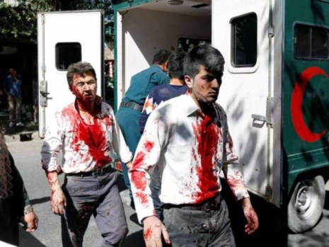 Lực lượng cứu thương c&oacute; mặt tại hiện trường. (Ảnh: Reuters)