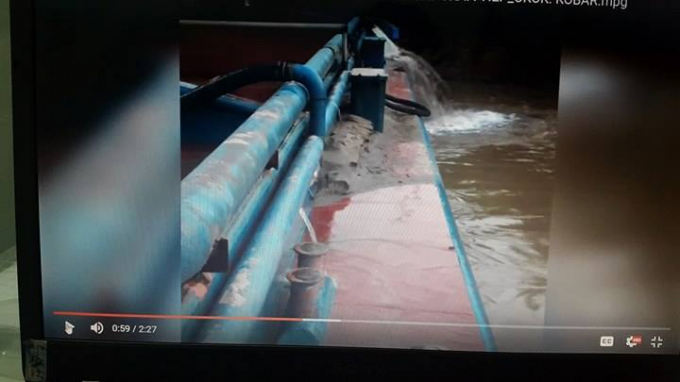 C&aacute;c t&agrave;u đang h&uacute;t c&aacute;t tr&ecirc;n s&ocirc;ng.