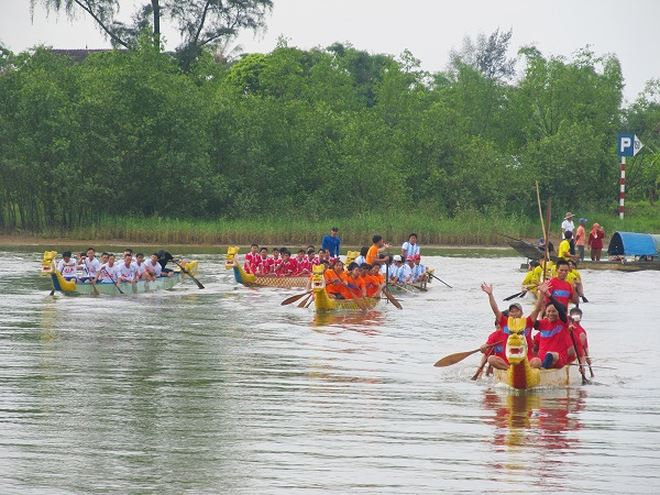 Năm nay Lễ hội đua thuyền tr&ecirc;n s&ocirc;ng Bến Hải c&oacute; sự tham gia của 14 đội đua, gồm nam v&agrave; nữ đến từ 8 huyện, thị x&atilde;, th&agrave;nh phố tr&ecirc;n địa b&agrave;n tỉnh.