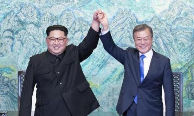 Tổng thống H&agrave;n Quốc Moon Jae-in (phải) v&agrave; Nh&agrave; l&atilde;nh đạo Triều Ti&ecirc;n Kim Jong-un (tr&aacute;i) nhất tr&iacute; hướng tới một giải ph&aacute;p h&ograve;a b&igrave;nh bền vững tại Hội nghị thượng đỉnh li&ecirc;n Triều ở l&agrave;ng đ&igrave;nh chiến Panmunjom ng&agrave;y 27/4. YONHAP/ TTXVN&nbsp;